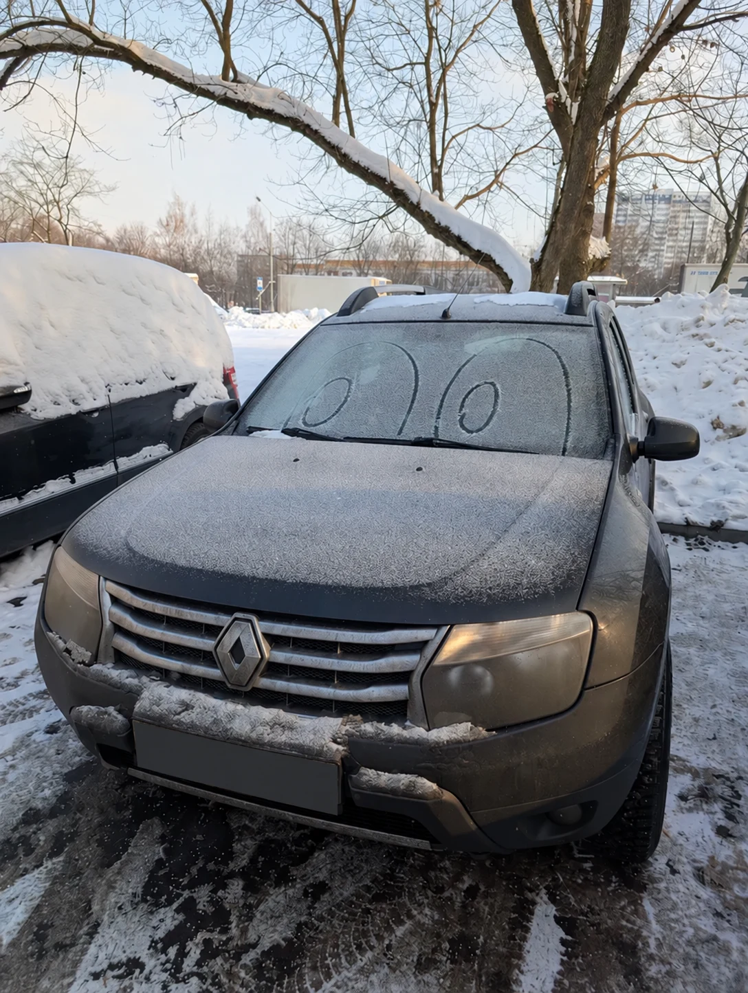 Мой чёрный Renault Duster; номер скрыт