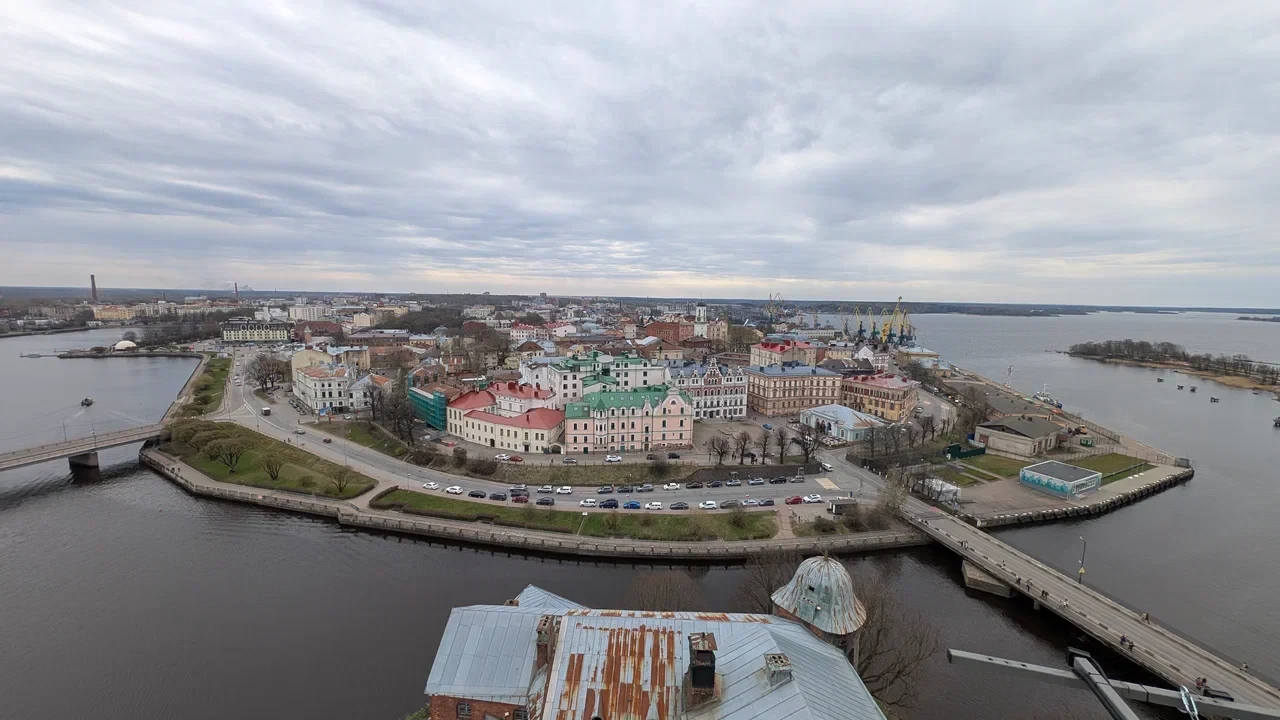 Вид на дома, набережную и залив Выборга